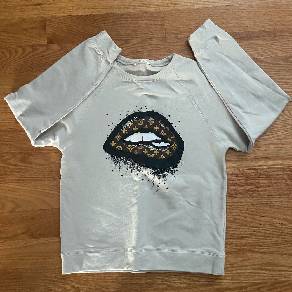 Lips sweatshirt size large